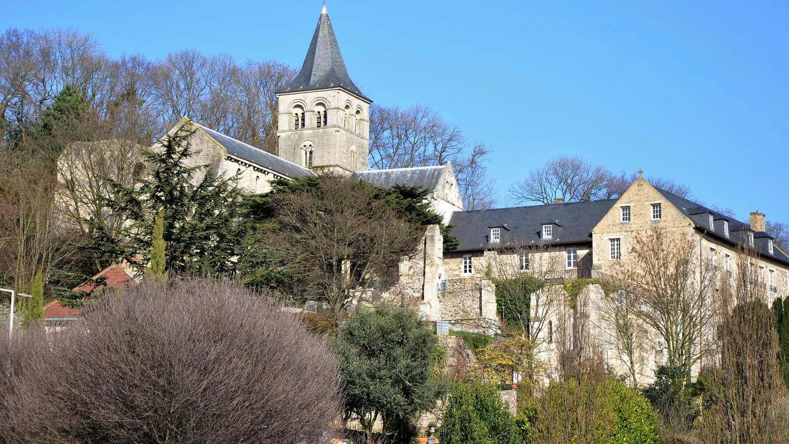 L'abbaye de Graville, dominant l'est du Havre